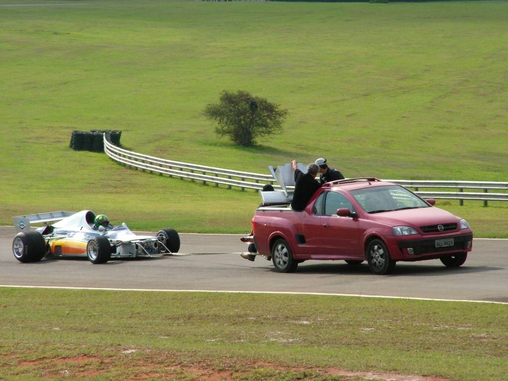 Picape Montana da frota de testes da revista Quatro Rodas, rebocando o Copersuca Picape Montana da frota de testes da revista Quatro Rodas, rebocando o Copersucar-Fittipaldi FD01, pilotado por Wilson Fittipaldi Júnior, após ter passado por processo de restauração, no Autódromo de Interlagos