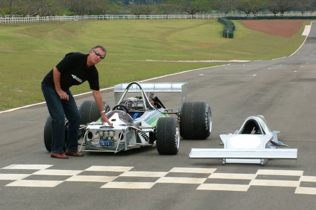 Wilson Fittipaldi Júnior, piloto e um dos idealizadores do projeto do carro de c_1 Wilson Fittipaldi Júnior, piloto e um dos idealizadores do projeto do carro de corrida na categoria F1 Copersucar-Fittipaldi FD01, testando exemplar restaurado pela empresa Dana fabricante de autopeças, fotografado para matéria da revista Quatro Rodas