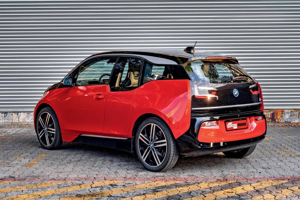 Automóvel i3 BEV, da BMW, durante teste da revista Quatro Rodas. Automóvel i3 BEV,