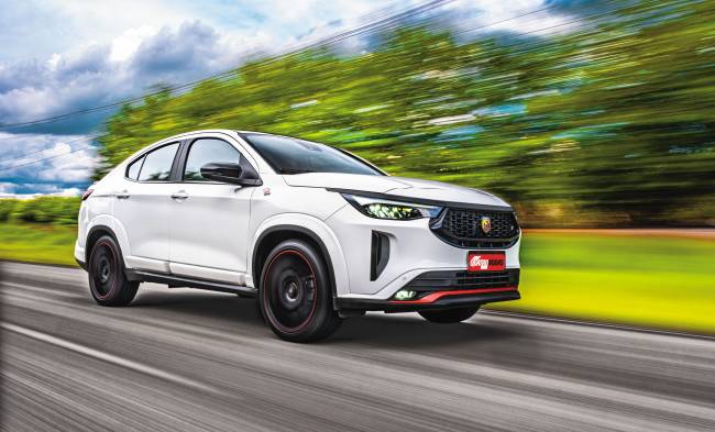 Fastback Abarth capricha no visual e no ronco, mas só parece mais rápido