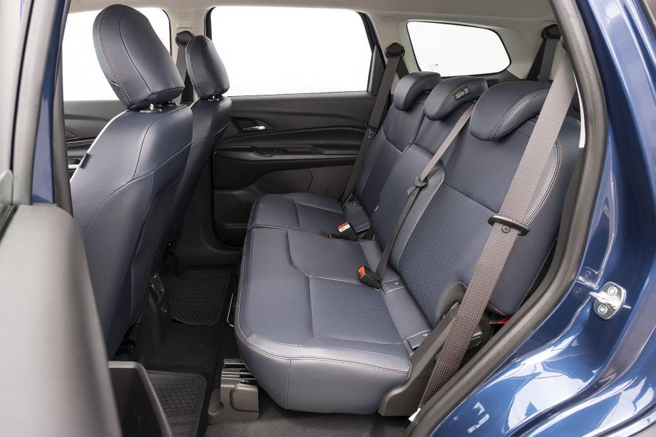 Banco traseiro está sobre trilhos Banco traseiro está sobre trilhos