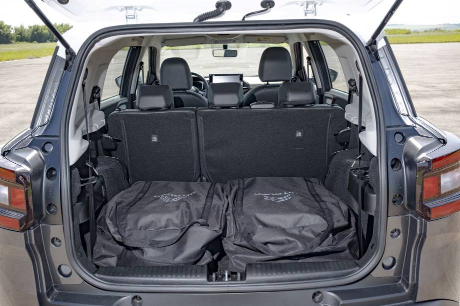 As bolsas que acomodam cada um dos bancos são acessórios. Sobram 50 litros com sete ocupantes. As bolsas que acomodam cada um dos bancos são acessórios. Sobram 50 litros com sete ocupantes.