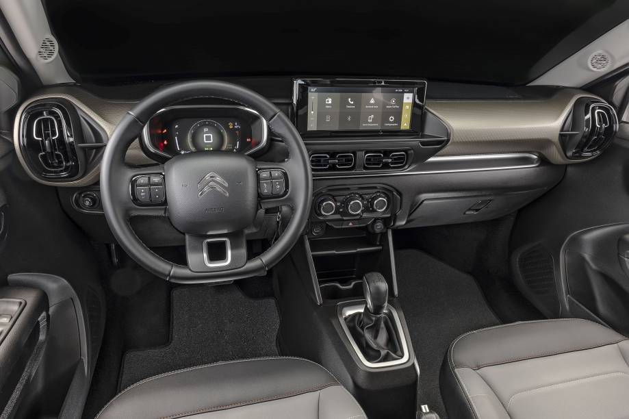 A cabine é mais simples, com muitos elementos do C3, o que evidencia o foco em ser um carro barato. São bem-vindos a central multimídia de 10” com conexão sem fio com smartphones e o quadro de instrumentos digital com grafismos modernos. A cabine é mais simples, com muitos elementos do C3, o que evidencia o foco em ser um carro barato. São bem-vindos a central multimídia de 10” com conexão sem fio com smartphones e o quadro de instrumentos digital com grafismos modernos.