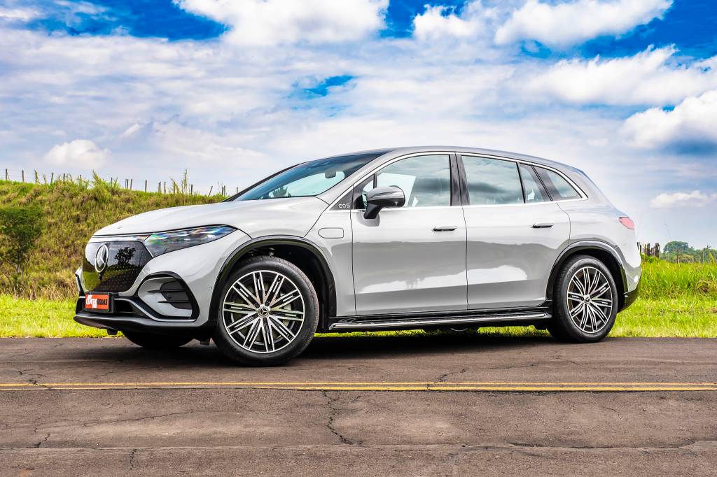 Mercedes EQS 450+ gira (muito) as rodas traseiras e tem perfume na cabine
