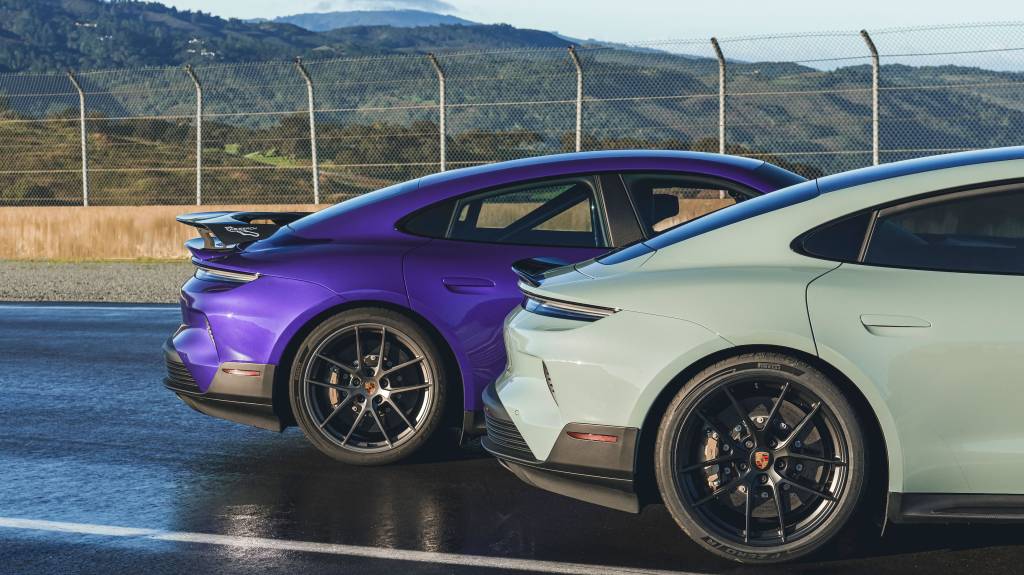 Novo Porsche Taycan Turbo GT (7) Aerofólio vem no pacote que torna o Turbo GT ainda mais esportivo