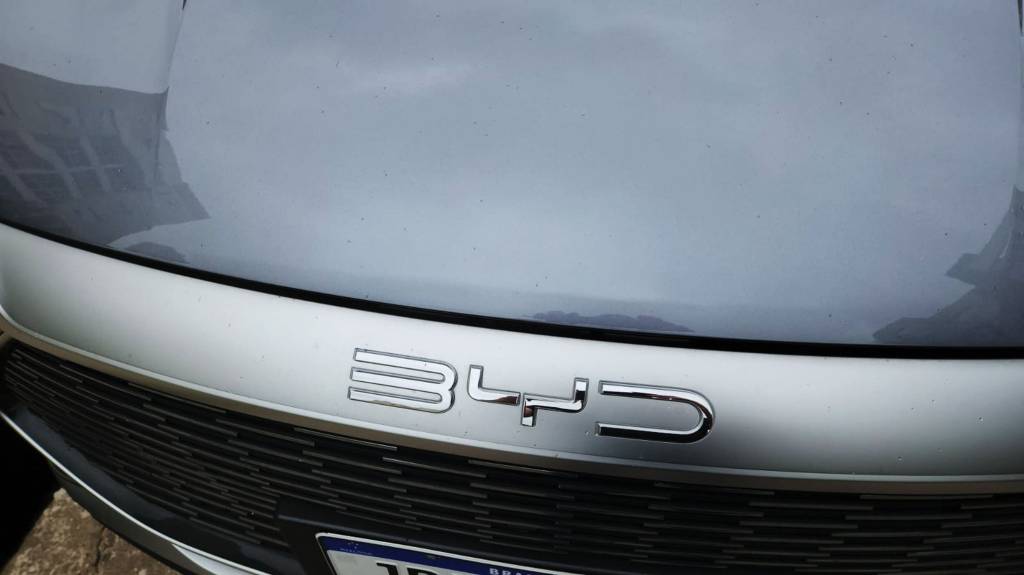 Manual do BYD Song Plus indica jeito errado de fechar o capô, que amassa
