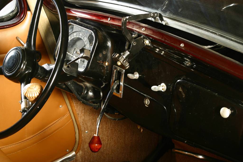 Detalhe do painel e da alavanca de câmbio do 11 Faux Cabriolet Traction Avant mo 11 Faux Cabriolet Traction Avant modelo 1938