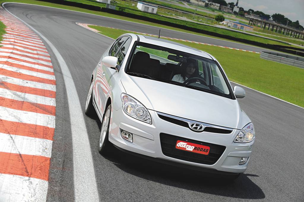 Hyundai i30 usado tem teto solar e ar automático por menos de R$ 50.000