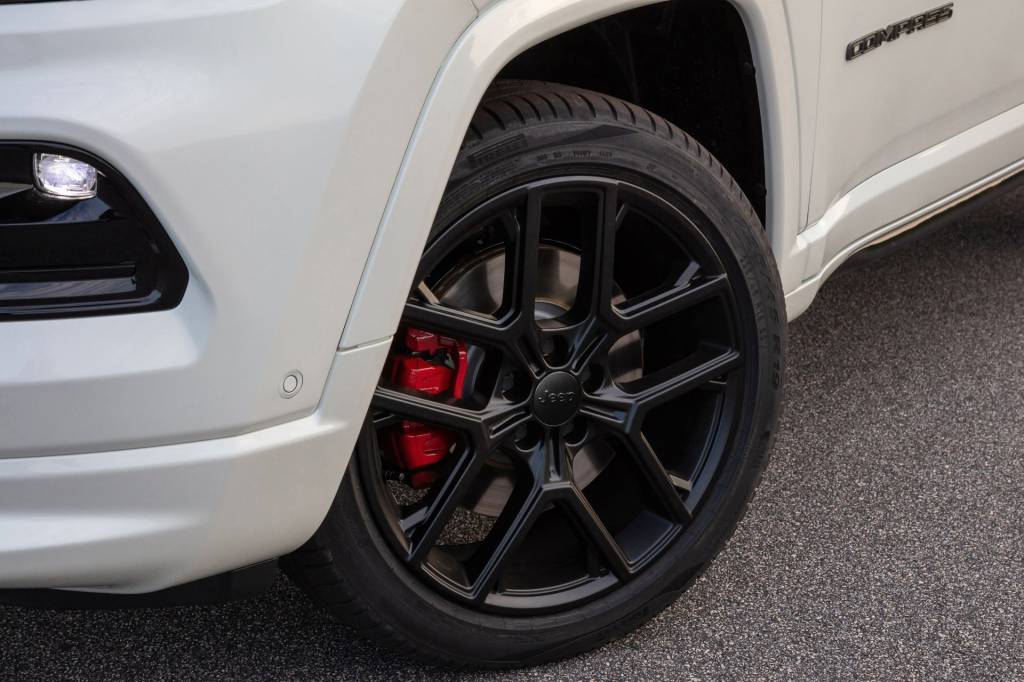 Jeep Compass Blackhawk 2025 (1) Freios pintados, entretanto, só no Compass Blackhawk