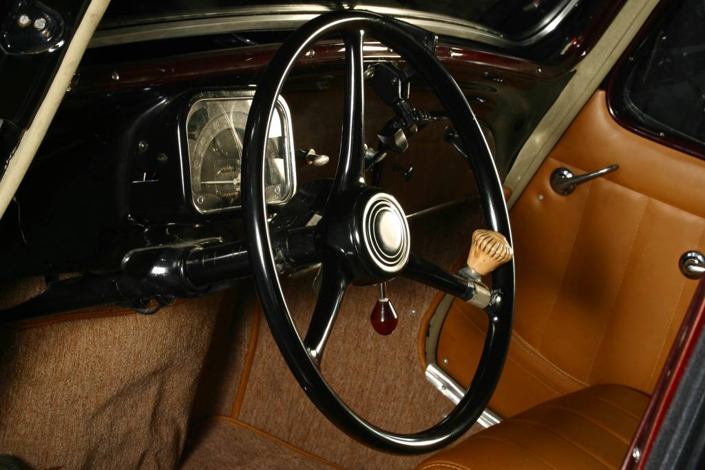 Volante do 11 Faux Cabriolet Traction Avant modelo 1938, da Citroën, pertencente 11 Faux Cabriolet Traction Avant modelo 1938