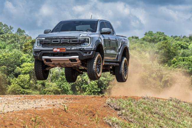 Teste: Ford Ranger Raptor é a picape mais rápida do Brasil e pode 'voar'