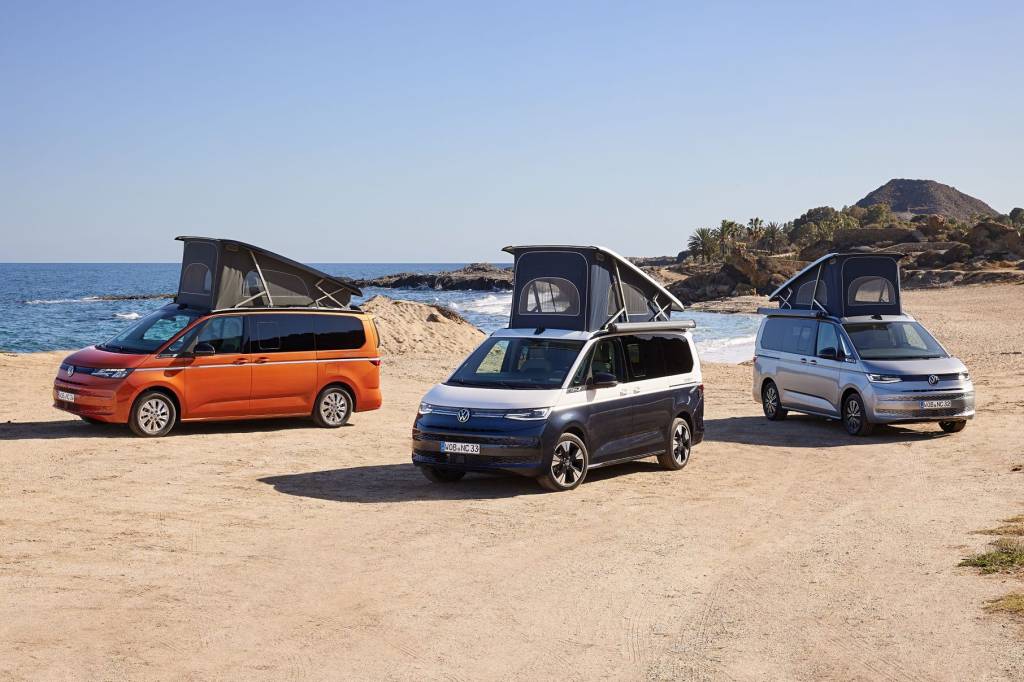 Volkswagen California tem versão híbrida plug-in e até cozinha dentro