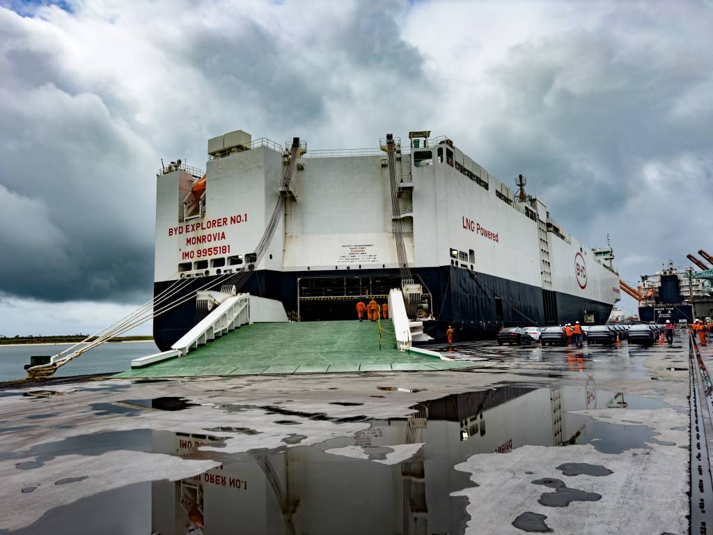 Navio da BYD que leva 7.500 carros faz estreia no Brasil