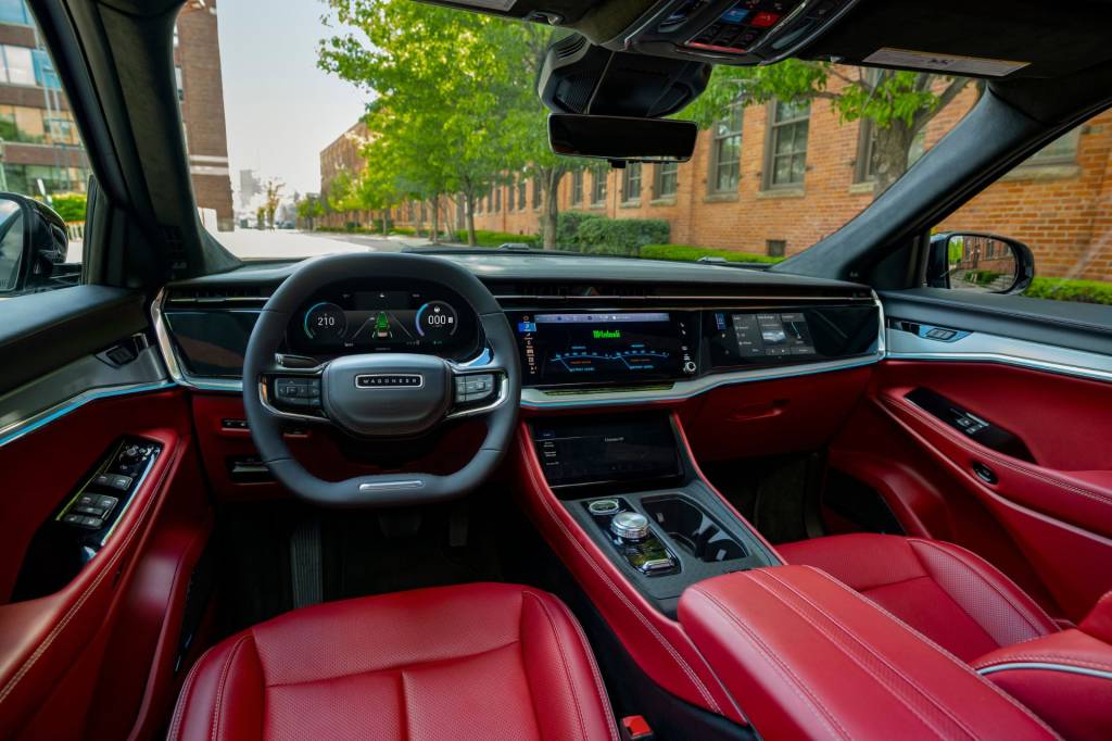 Novo Jeep Wagoneer S elétrico (2) Interior em vermelho nada discreto é opcional