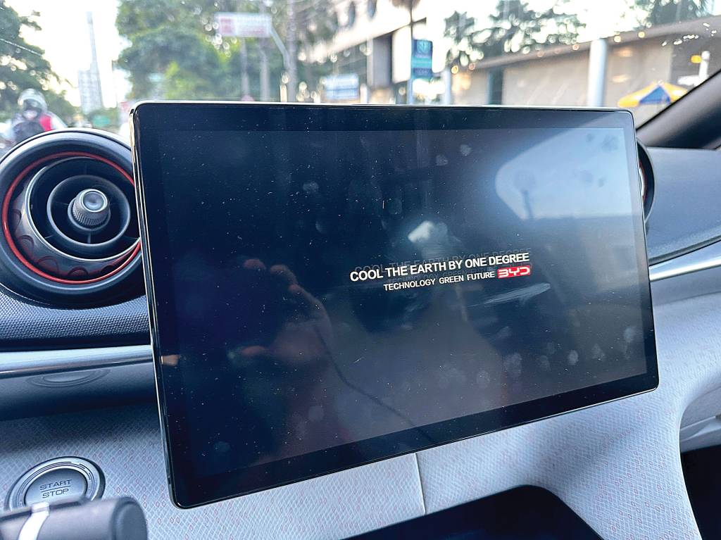 BYD Dolphin apresenta travamentos da multimídia com o CarPlay ativado