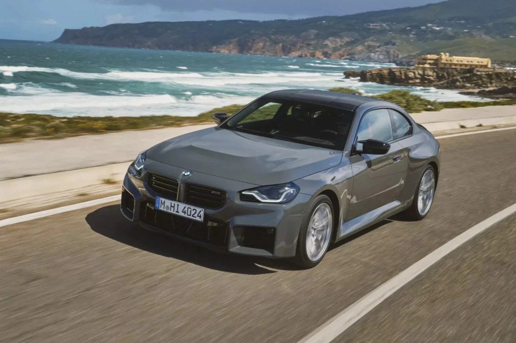 BMW M2 2025 mantém câmbio manual e tem ‘remap’ de fábrica
