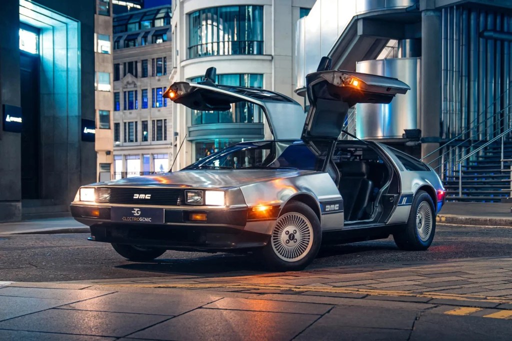 DeLorean DMC-12 é transformado em elétrico e tem até capacitor de fluxo