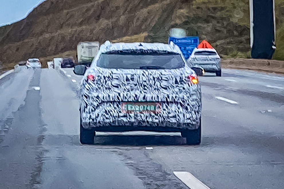 Flagra do novo SUV híbrido flex da Volkswagen do Brasil (1) Não dá para ver muito da traseira, mas o recorte do para-choque e o formato dos faróis reforçam a suspeita