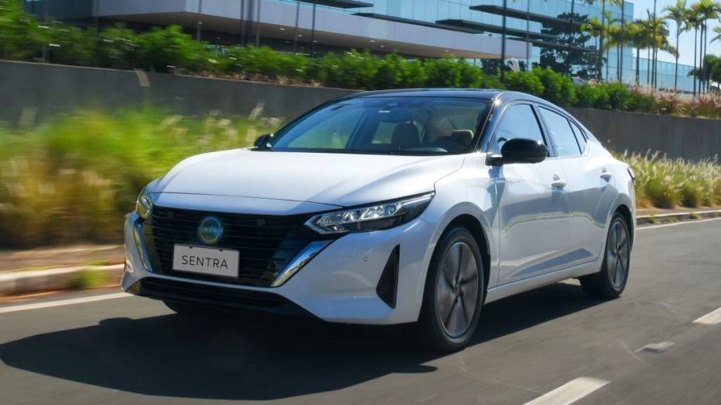 Nissan Sentra 2025 muda (bem) pouco, mas está mais completo e competitivo