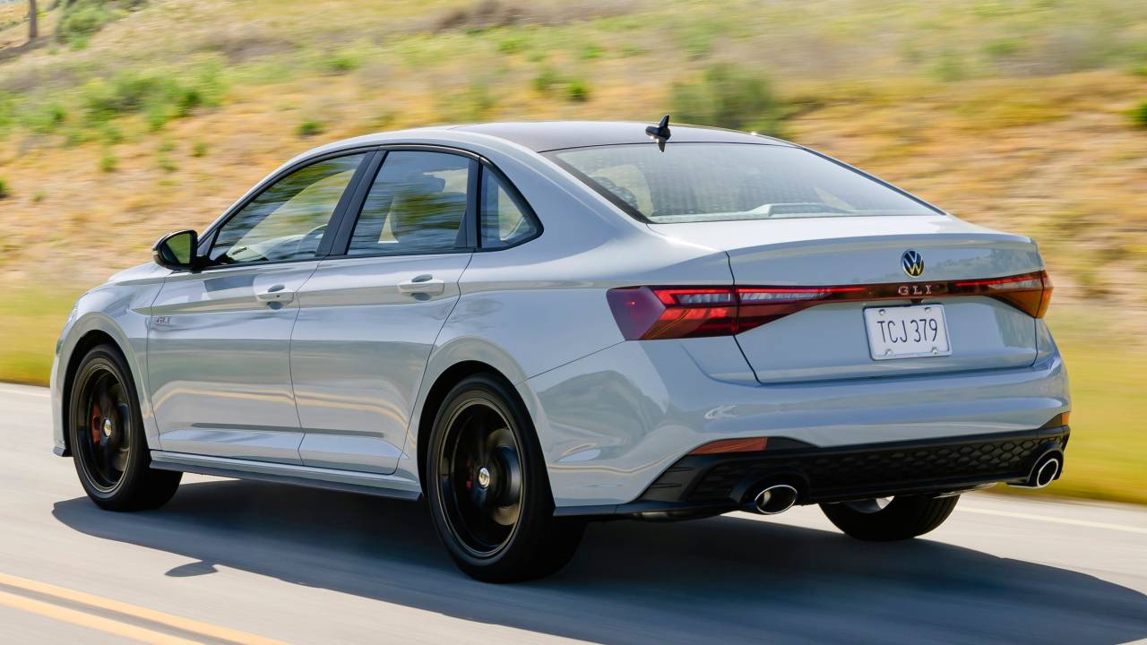 Novo Volkswagen Jetta 2025 tem régua horizontal que une as lanternas