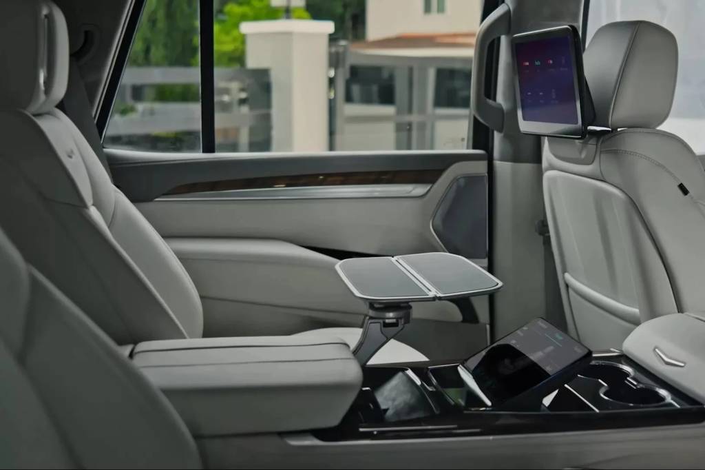 2025-Cadillac-Escalade-CarScoops-Second-Row-Executive-Package Cadillac Escalade 2025