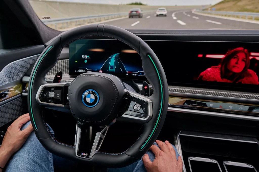 Donos do BMW Série 7 poderão ver Netflix enquanto dirigem; entenda