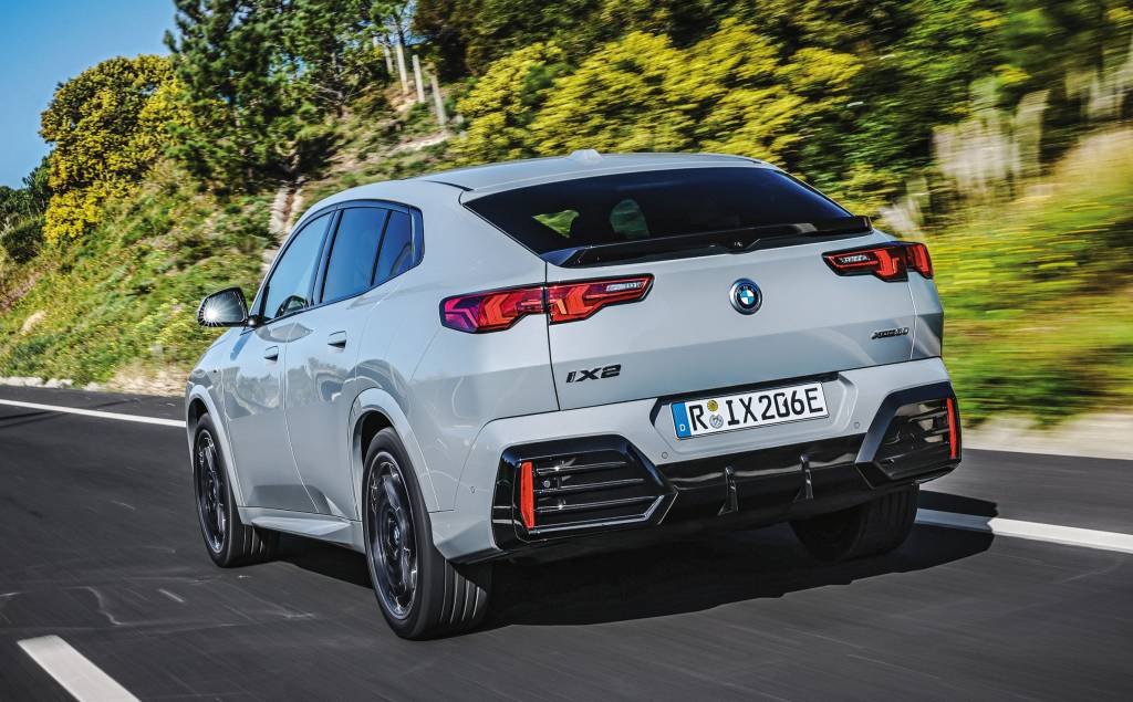 BMW iX2 xDrive 30 BMW iX2 é tão parecido com irmão a combustão que também é bom de dirigir