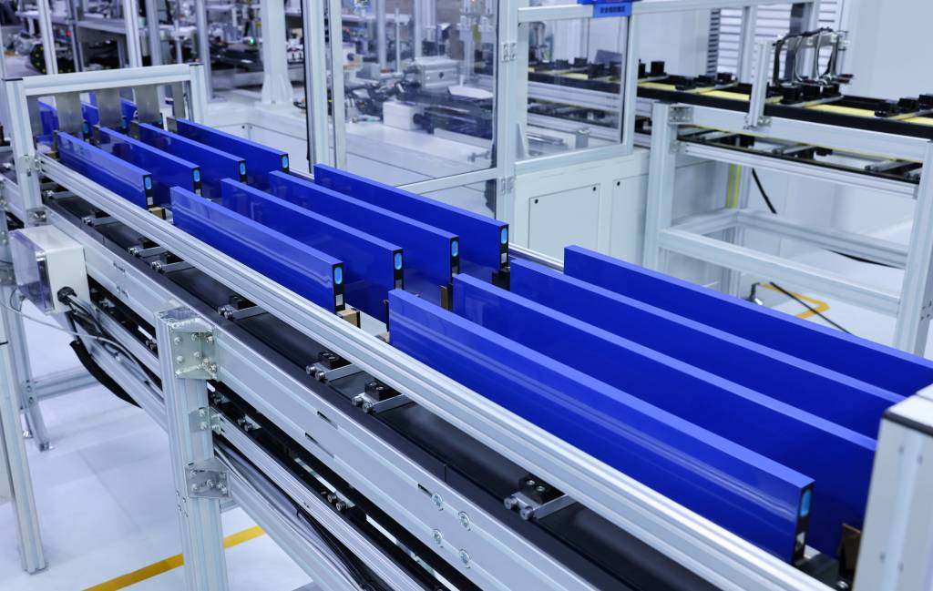 Geely ataca BYD com bateria blade à prova de balas e que dura 50 anos