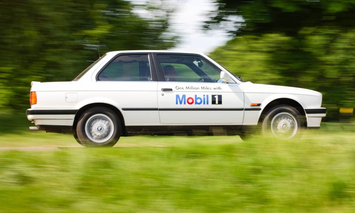 A imagem mostra o jornalista Simon Arran, dirigindo o BMW 325 (volante à esquerda, especificação americana) que já percorreu mais de um milhão de quilômetros. Data da foto 01/06/2009