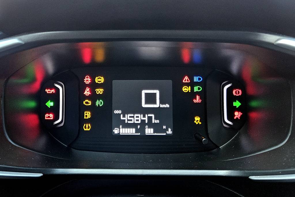Conheça e entenda as luzes no painel do carro que indicam problemas