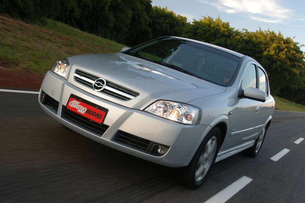 Chevrolet Astra Sedan é equipado, espaçoso e potente por menos de R$ 30.000