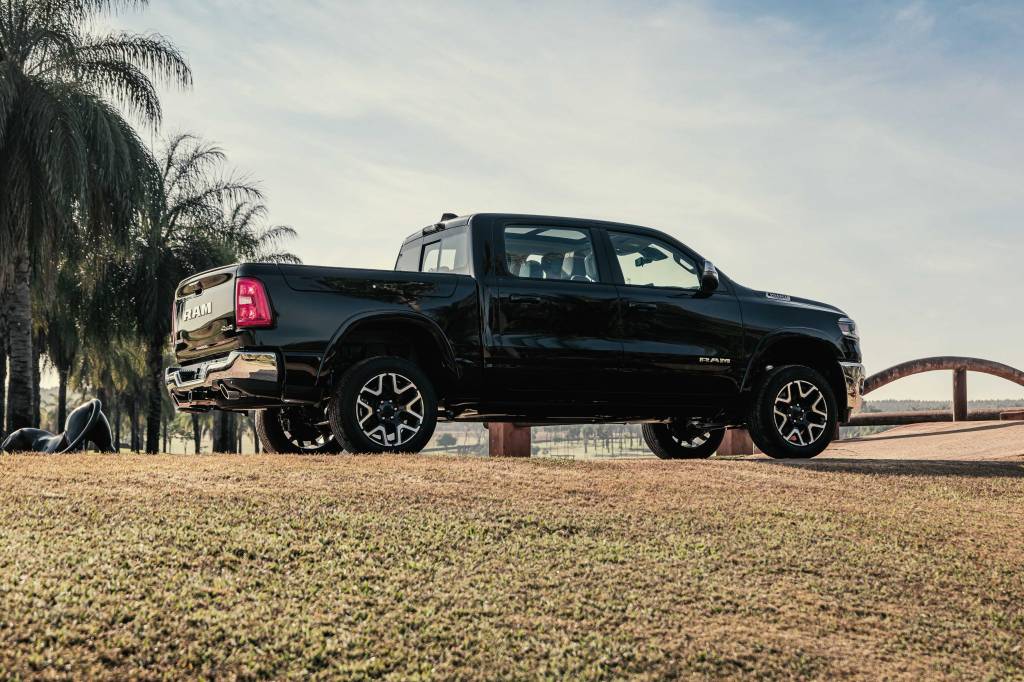 RAM_1500_amb_060 Ram 1500 Laramie