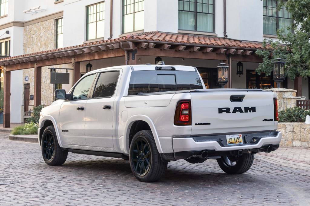 RAM_1500_amb_205 Ram 1500 Laramie Night Edition