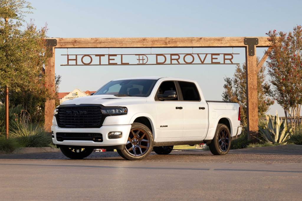 RAM_1500_amb_208 Ram 1500 Laramie Night Edition