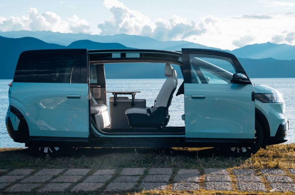 Zeekr Mix é minivan rival da Kombi elétrica com quatro portas deslizantes