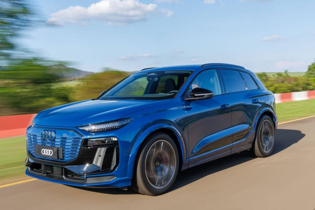 Novo Audi Q6 e-tron carrega em 21 minutos e deve lanternas inteligentes no Brasil