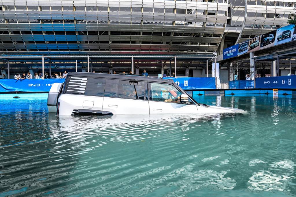 Carro anfíbio? Como é a experiência de navegar em um BYD Yangwang U8